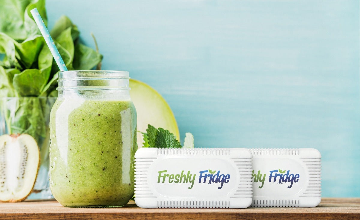 Image of a green smoothie and two Freshly Fridge Mineral Packets.
